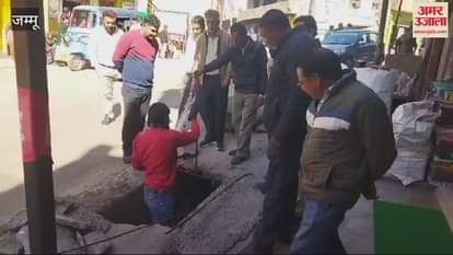 VIDEO : Municipality engaged in efforts to open the blocked drain of Chinaini Main Chowk