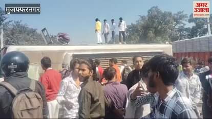 VIDEO : Muzaffarnagar: Wedding procession bus overturned on Delhi-Doon highway, 25 injured, five seriously