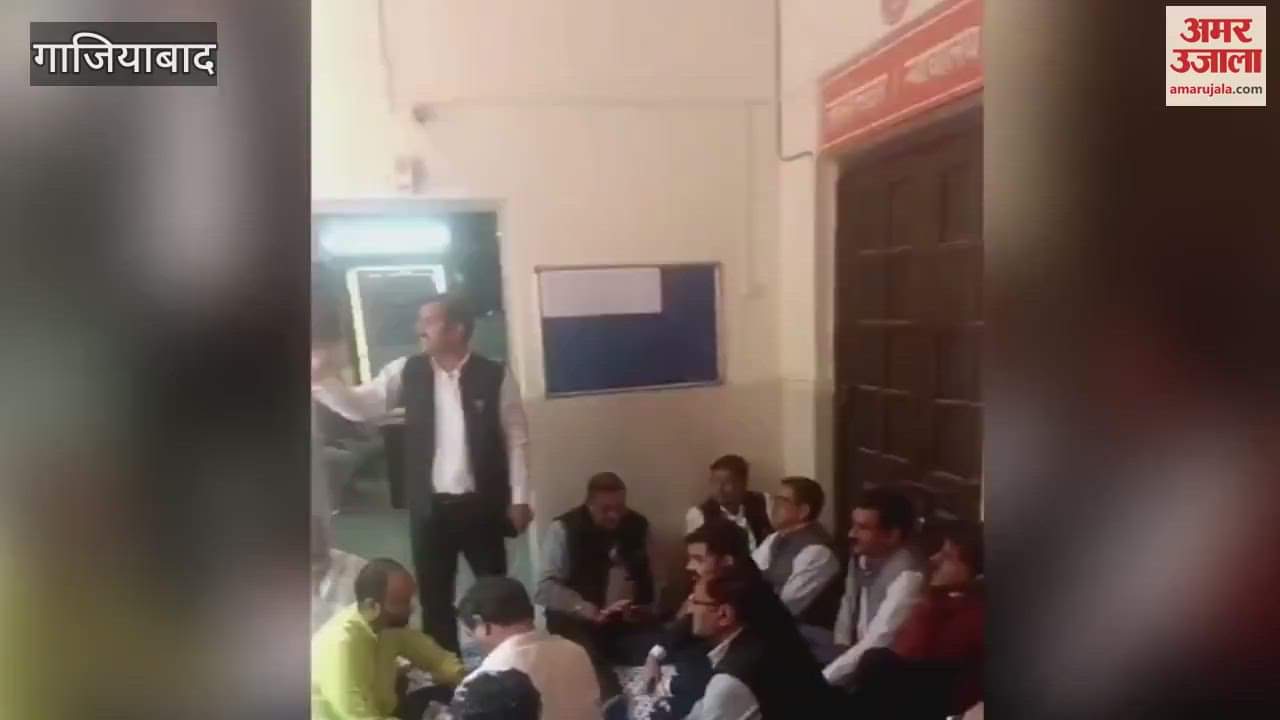 VIDEO : Bar Association officials staged a protest against Tehsildar in Ghaziabad