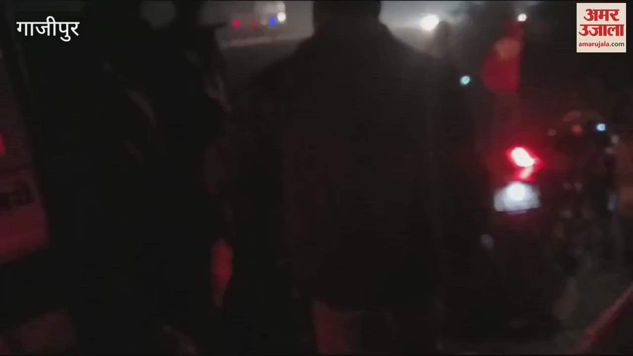 VIDEO : road accident pickup full of devotees overturned in Ghazipur injured sent to hospital