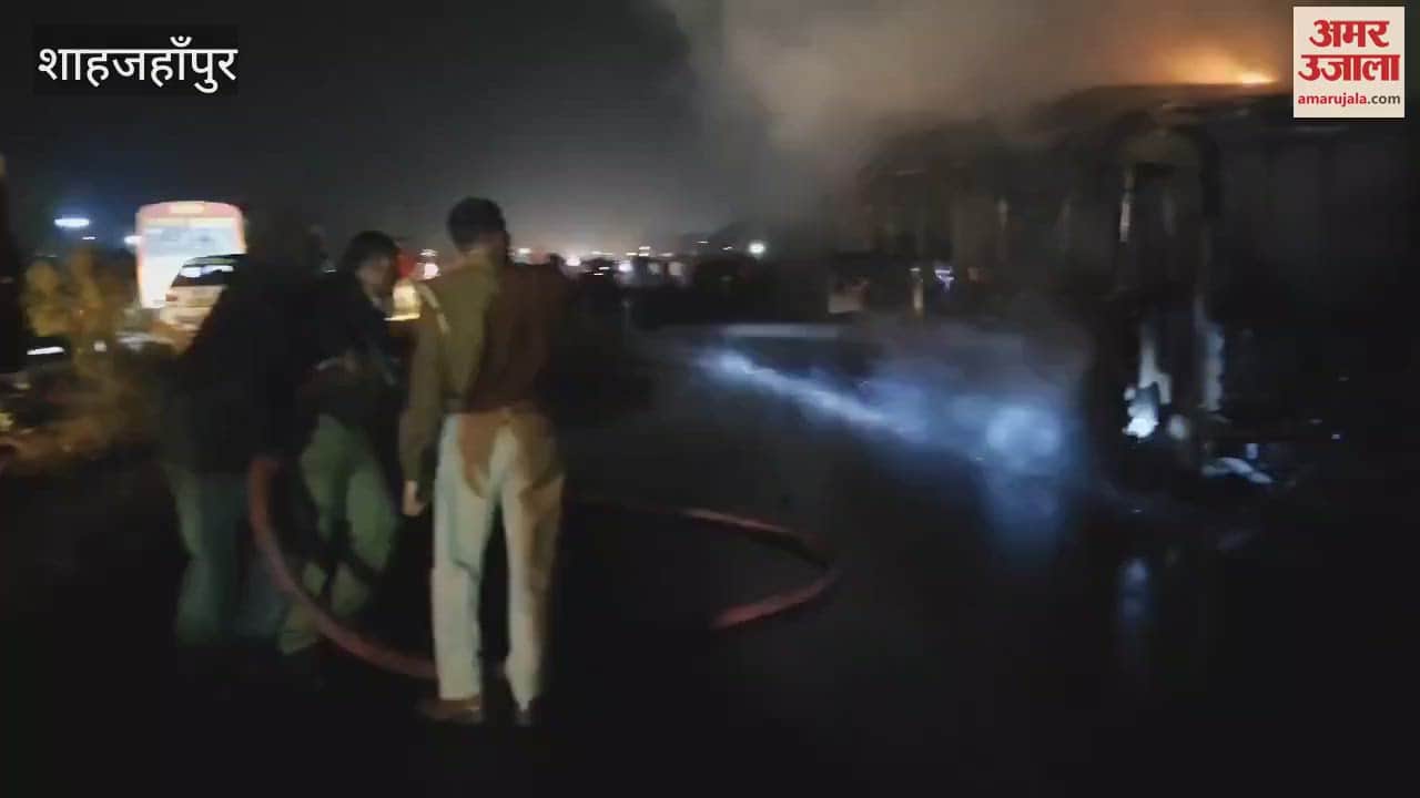 VIDEO : moving bus caught fire on the highway in Shahjahanpur