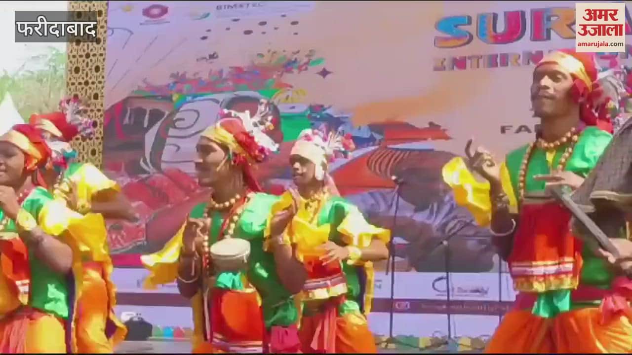 VIDEO : Artists from Madhya Pradesh performing dance at the main Chaupal of Faridabad Surajkund Fair