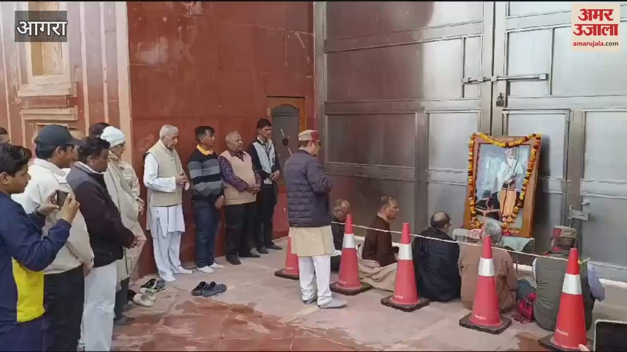 VIDEO : Bowed head with reverence fascinated by seeing