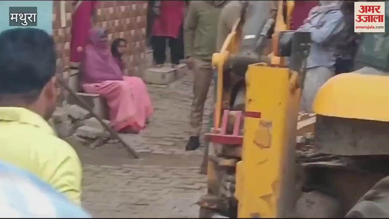 VIDEO : Bull fell into open drain bull protection team called JCB pulled out safely