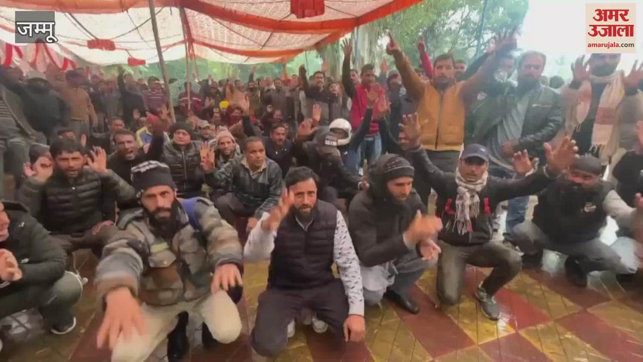 VIDEO : In Jammu, contractual employees created ruckus outside the General Manager's office demanding regularization.