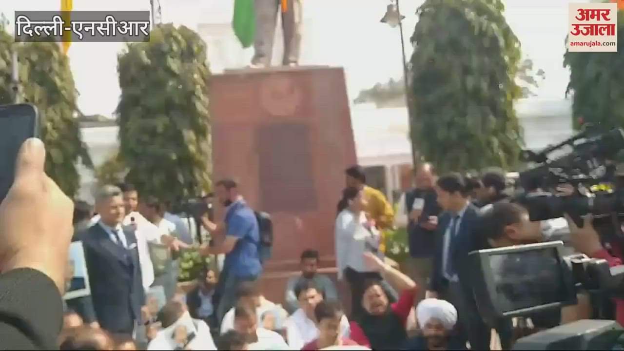 VIDEO : AAP MLAs protest outside Delhi Assembly
