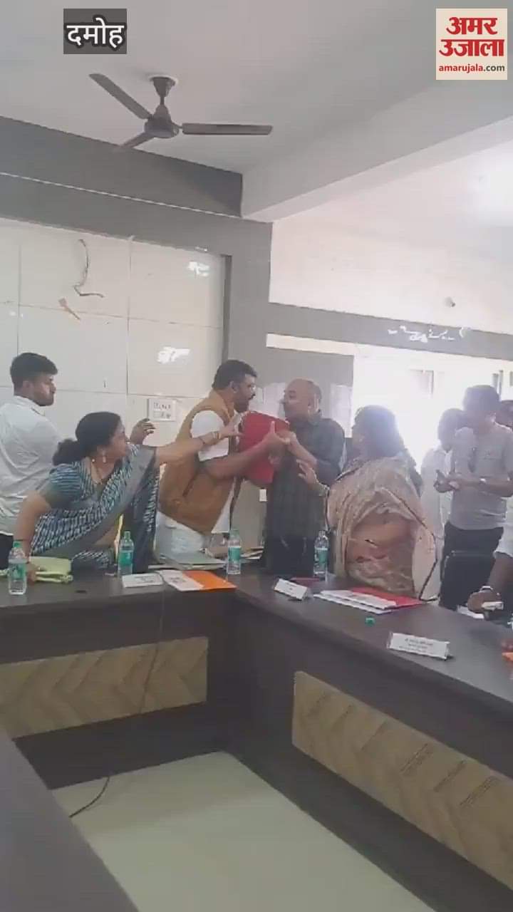 Chaos in the meeting of Nagar Palika Parishad, attempt to snatch the register