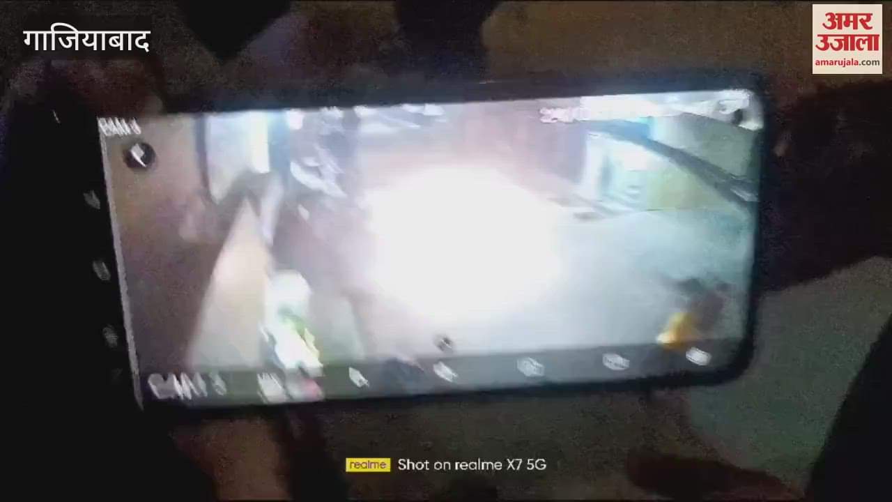 VIDEO : Bike riders snatch chain from policeman s wife in Ghaziabad