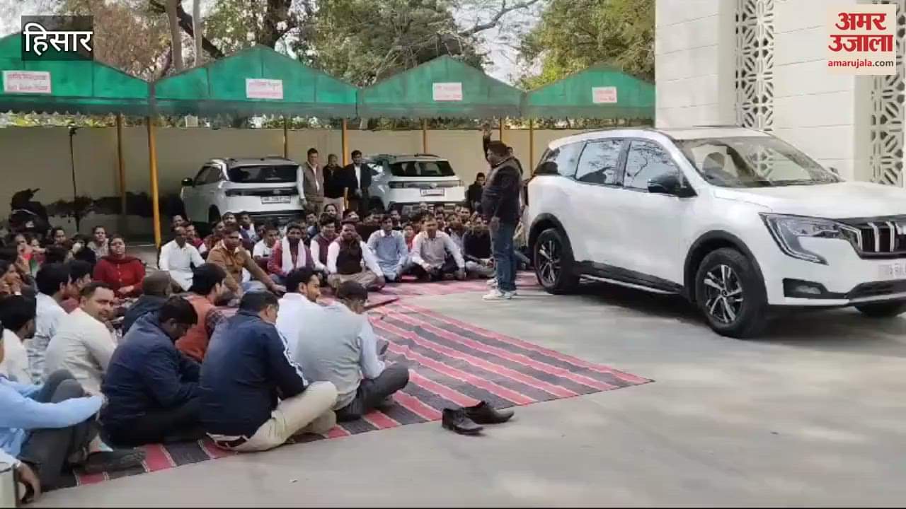 VIDEO : Municipal employees staged a sit-in protest against the removal of Hartron employees in Hisar