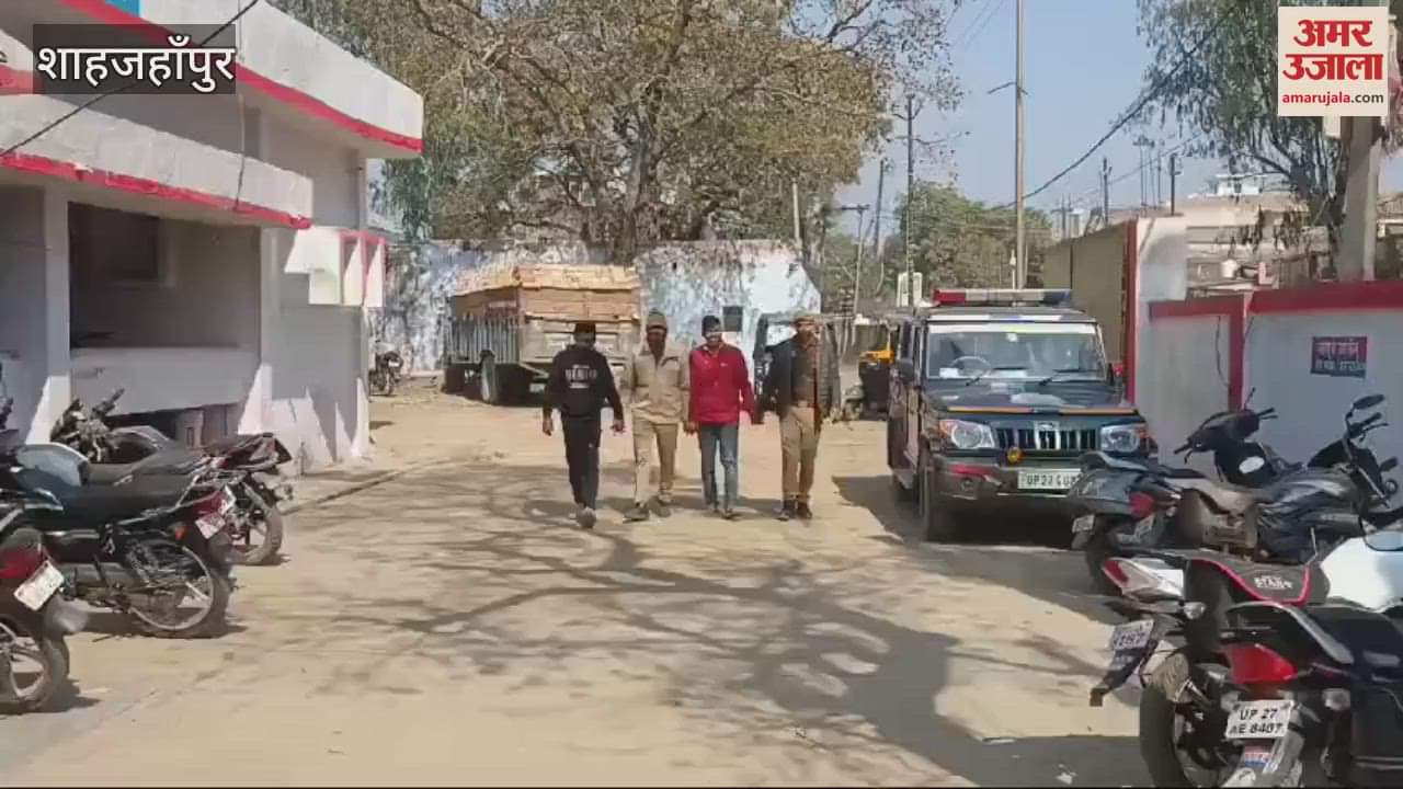 आरोपियों की गिरफ्तारी के संबंध में जानकारी देते पुलिस अधिकारी