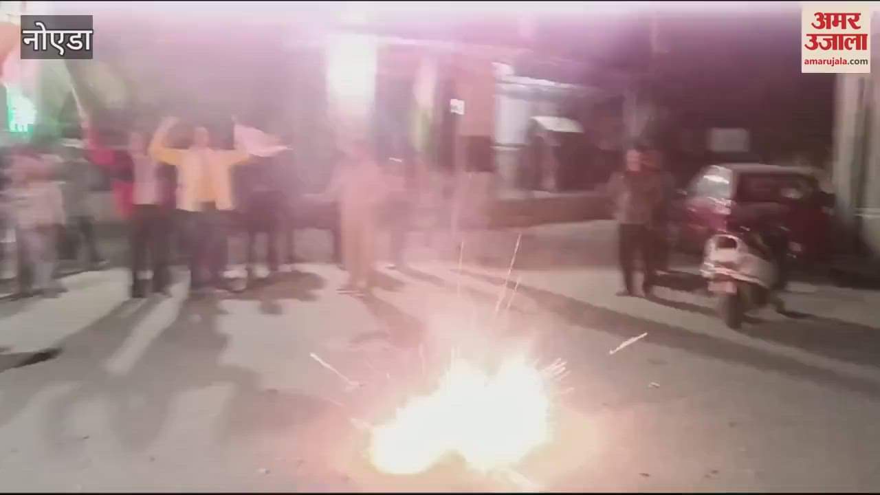 VIDEO : People celebrating India victory in Noida