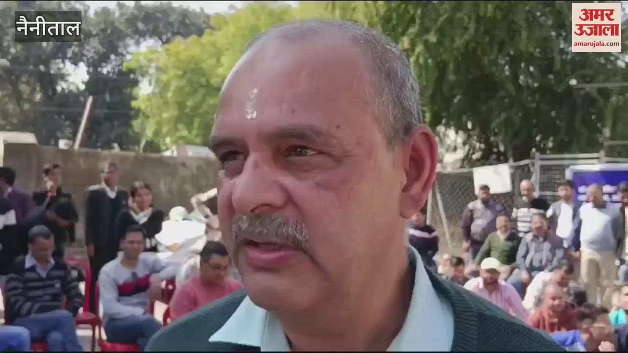 VIDEO : ऑनलाइन रजिस्ट्री प्रक्रिया के खिलाफ स्टांप विक्रेता ने किया प्रदर्शन, देखें वीडियो