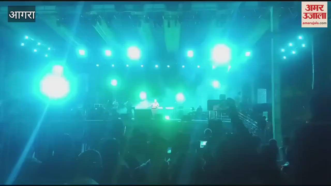 VIDEO : Piyush Mishra sang Aarambh Hai Prachanda and people danced to Chavanni.