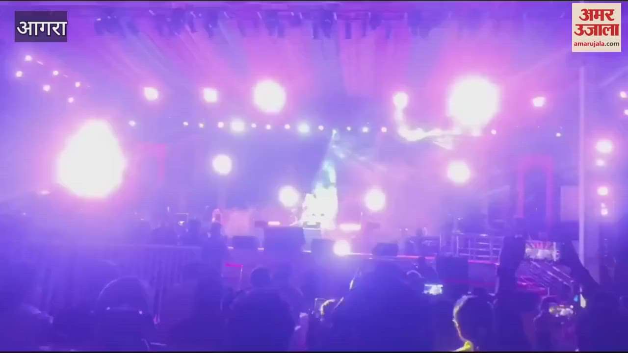 VIDEO : Piyush Mishra's explosive singing at Taj Mahotsav