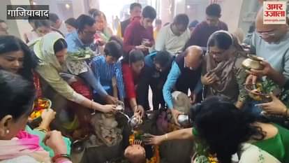 VIDEO : Devotees offered prayers in temples on Mahashivratri in ghaziabad