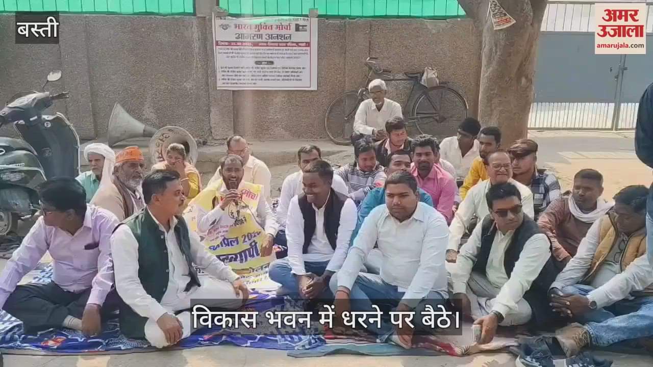 VIDEO : Sitting on fast unto death against village secretary