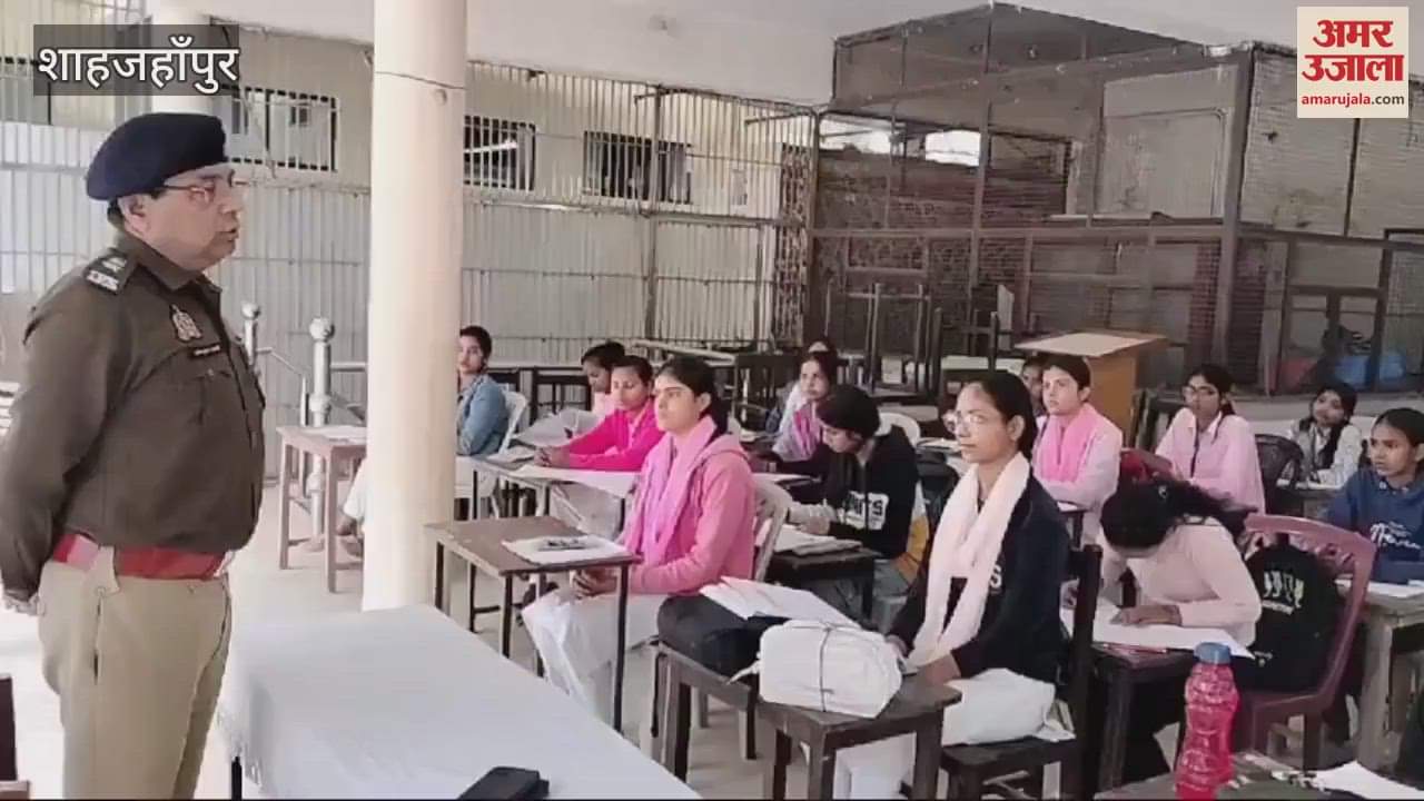 VIDEO : ASP made the girl students aware in shahjahanpur