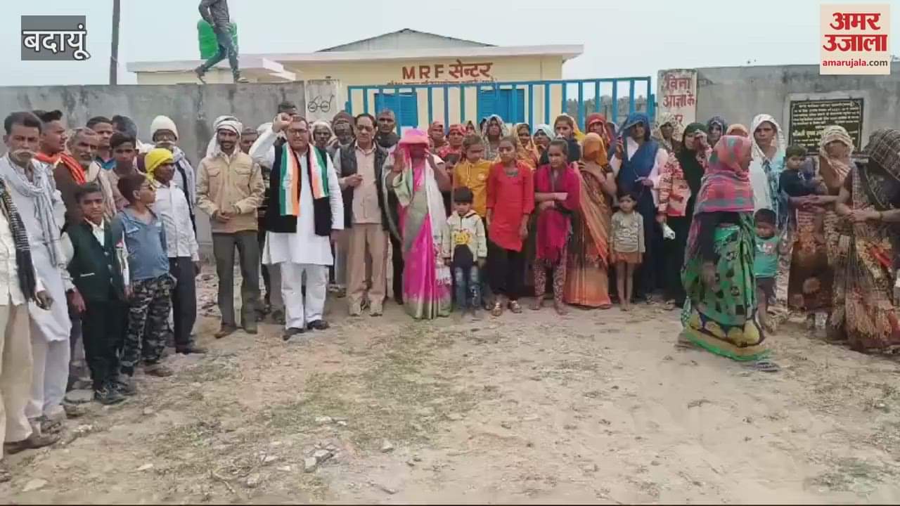 VIDEO : Villagers protest against the municipality in Ujhani of Badaun