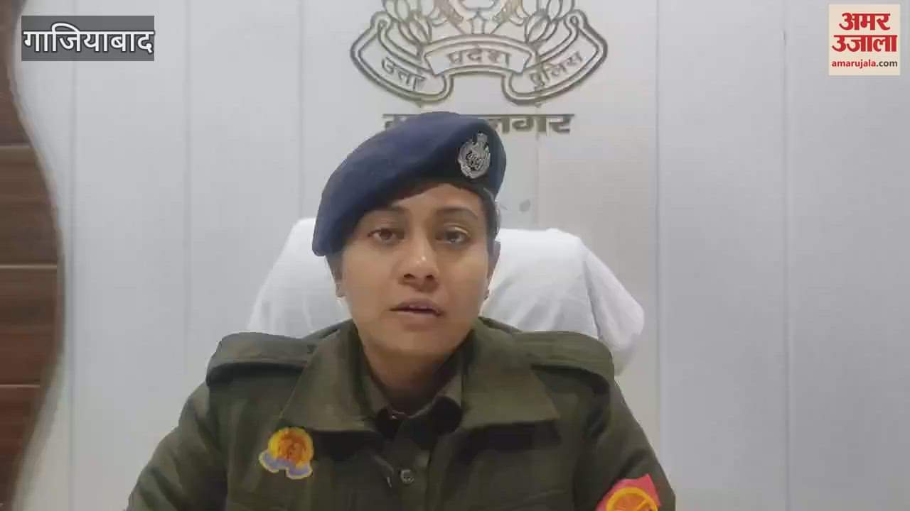 VIDEO : Car hits rickshaw, one child injured in the accident