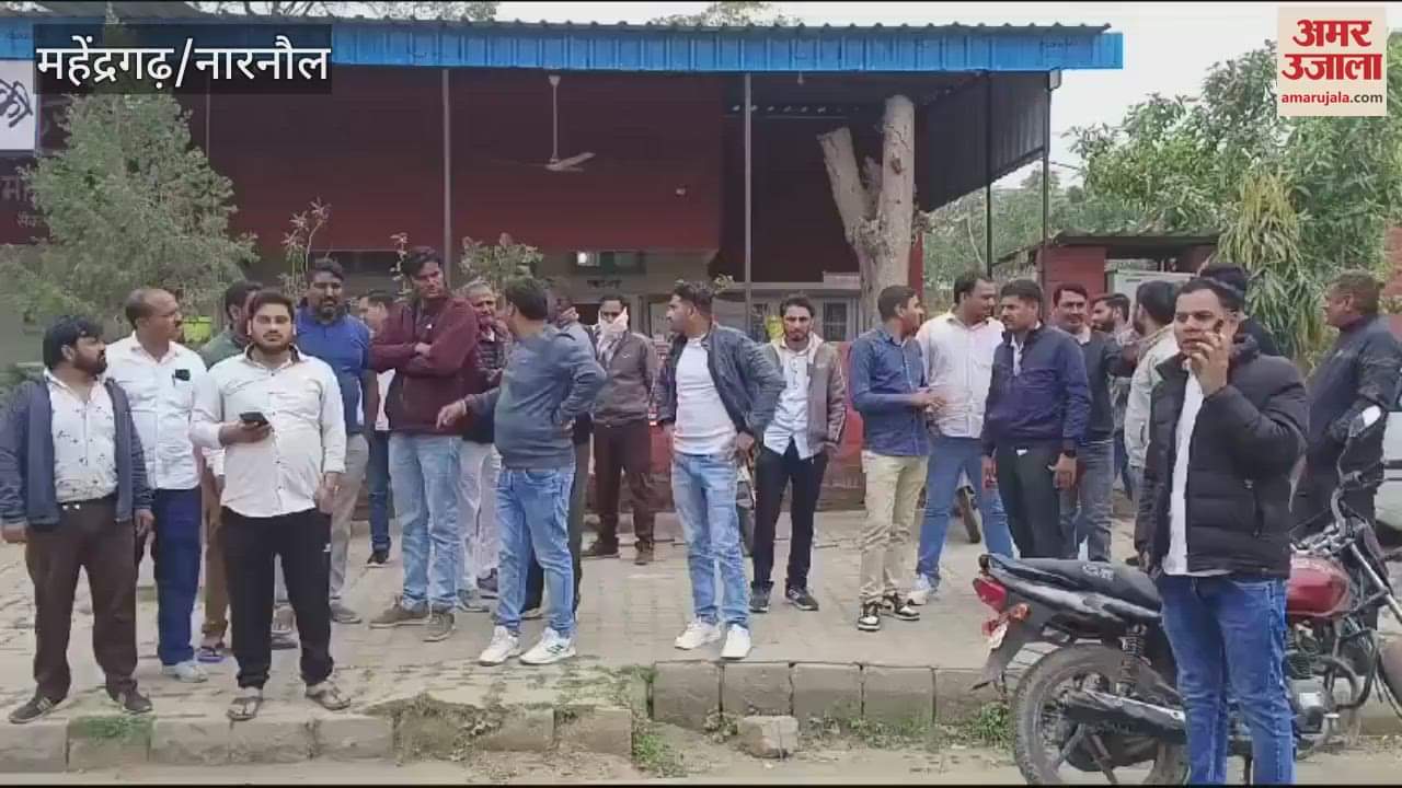 VIDEO : Nagar Parishad employee who went to remove flex in Narnaul was beaten up, workers gathered in front of the post in protest