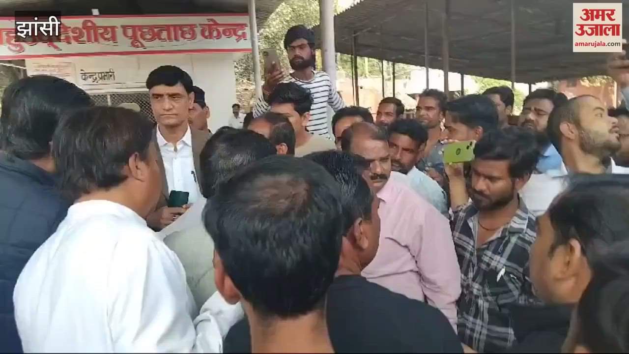VIDEO : Medical college cleaning workers go on strike in Jhansi