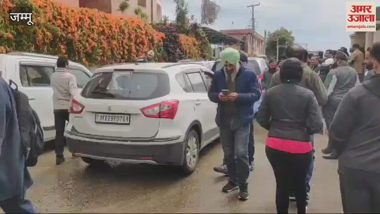 VIDEO : CBSE Class 10 Hindi Exam: Large number of students turn up at Sainik Colony Centre.