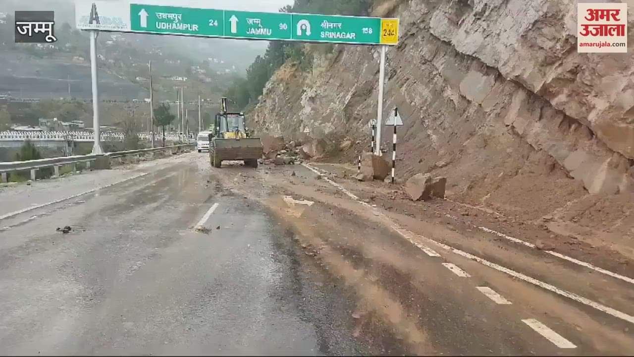 VIDEO : Fallen rocks were removed from the roads in Chinani after 9:30 am, traffic became normal.