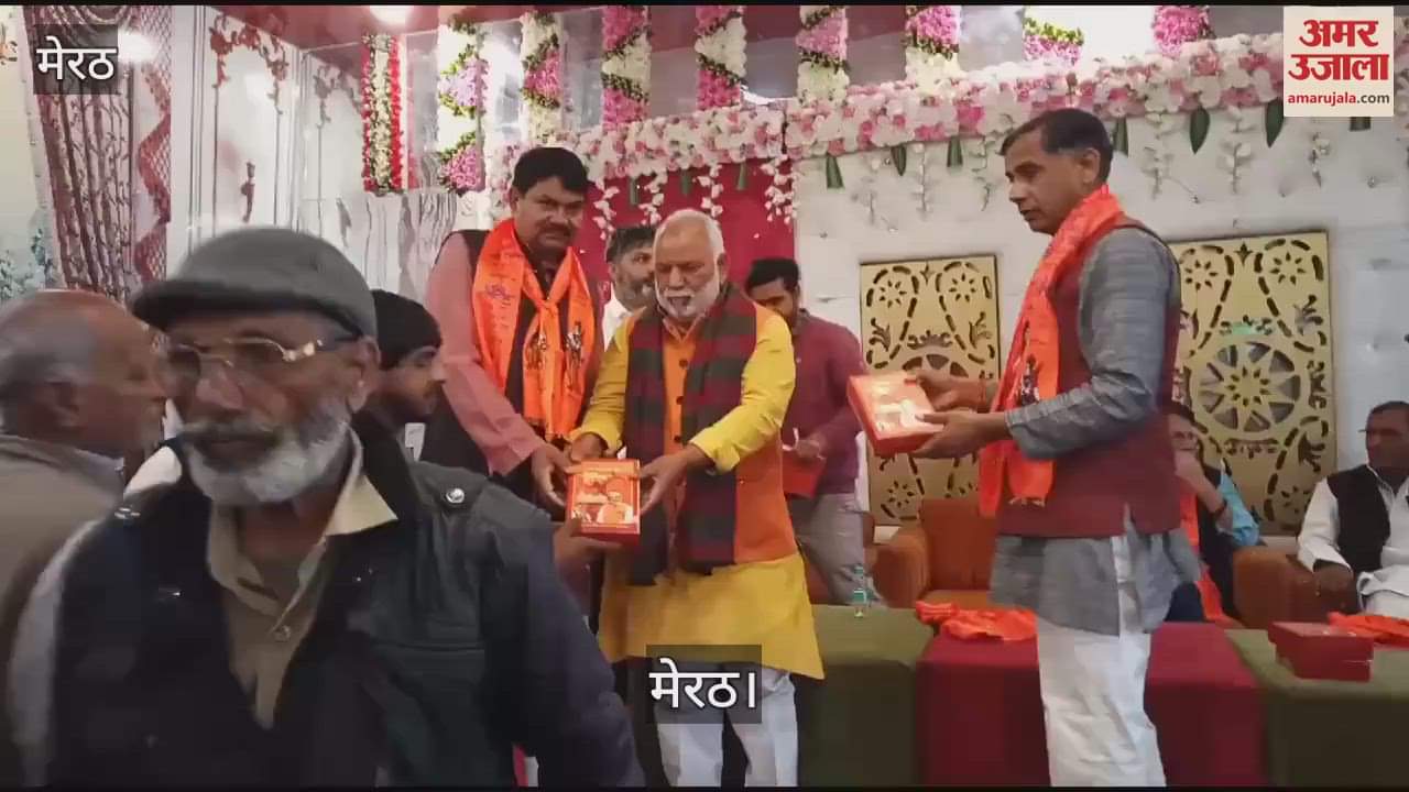 VIDEO : MP Arun Govil distributed copies of Ramcharitmanas in door-to-door Ramayana campaign in Meerut, women became emotional after seeing Shri Ram