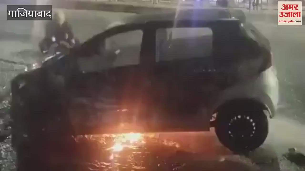 VIDEO : Driver saved his life by jumping from burning car in Ghaziabad