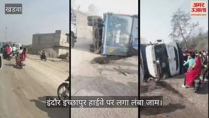 There was a jam on Indore Ichhapur highway due to overturning of a dumper full of gravel