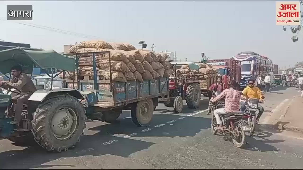VIDEO : Tragic accident on Jaipur Highway WagonR car rammed into a standing trolley two people reported dead