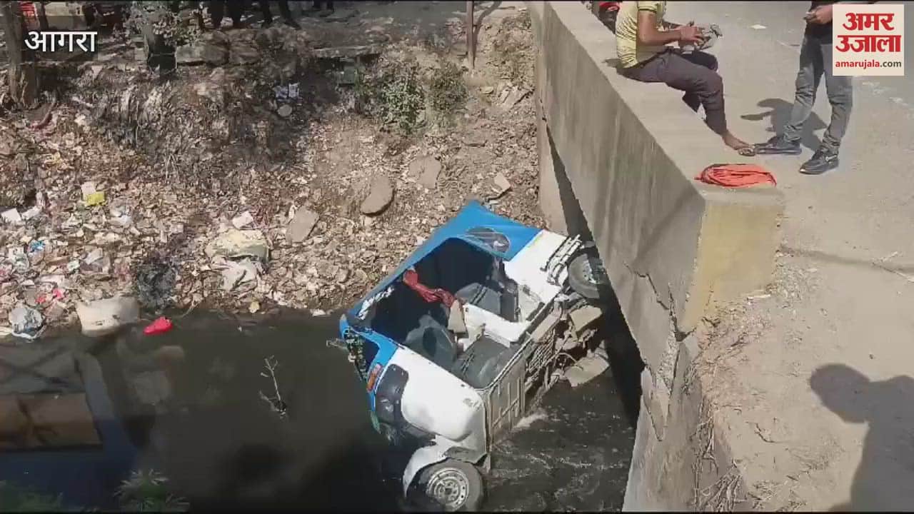 VIDEO : Auto blows up due to collision with dumper on Gwalior Highway falls into drain