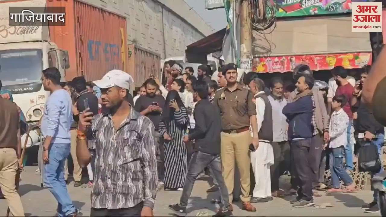 VIDEO : Bus ran on road without a driver in Ghaziabad two people died