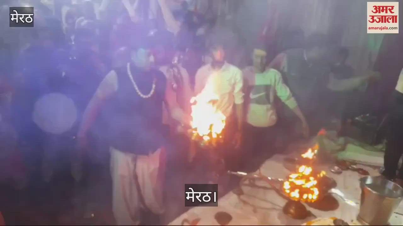 VIDEO : Devotees participating in the Maha Aarti of Baba Mahakal at Shri Radha Krishna Temple, Sharda Road, Meerut