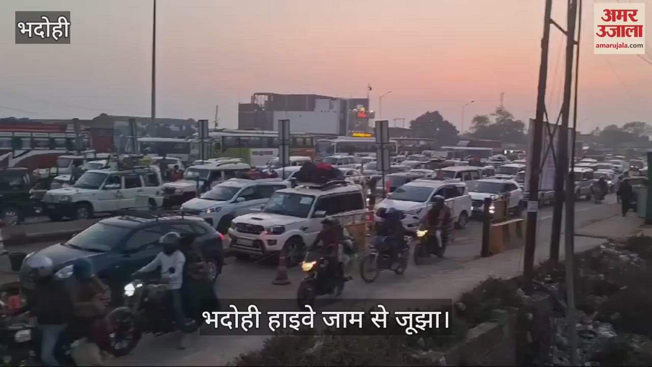 VIDEO : There was a huge jam on Prayagraj Varanasi road on Mahashivratri vehicles were seen crawling on the toll