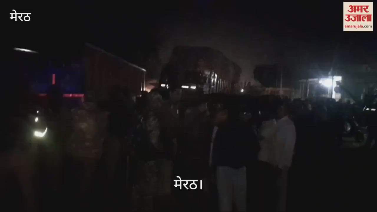 VIDEO : man died after being crushed by an unknown vehicle in Meerut, angry family members blocked the road by placing the body on the road