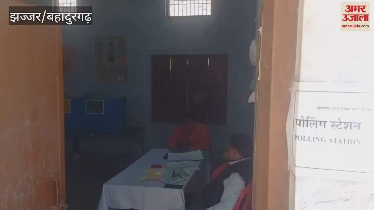 VIDEO : EVM changed at Beri's booth-6 in Jhajjar, ink found on BU at booth-8