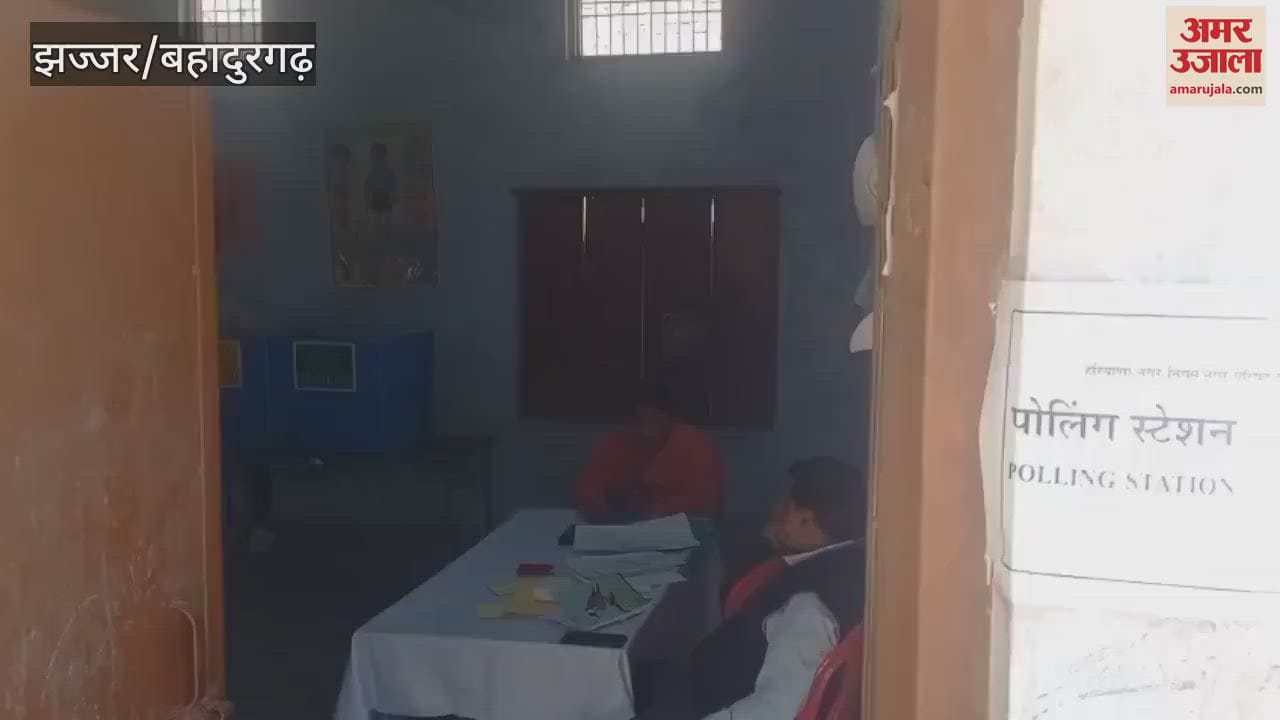 VIDEO : EVM changed at Beri's booth-6 in Jhajjar, ink found on BU at booth-8