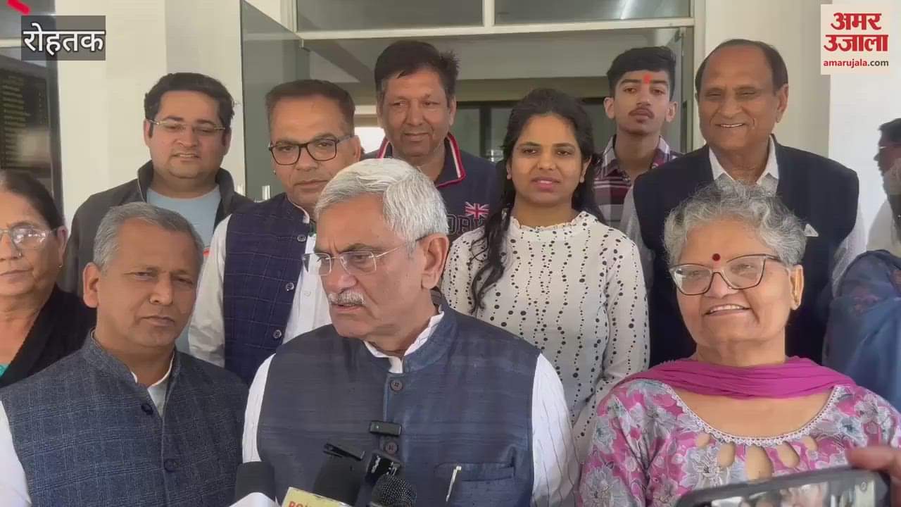 VIDEO : Former minister Manish Grover cast his vote along with his family in Rohtak