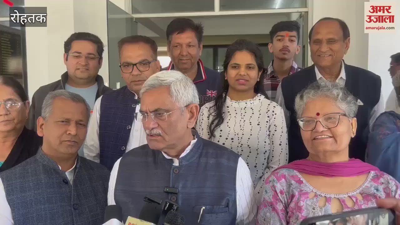 VIDEO : Former minister Manish Grover cast his vote along with his family in Rohtak