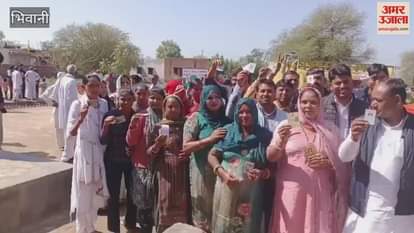 VIDEO : MLA Kapoor Singh Valmiki cast his vote in Bawanikheda of Bhiwani