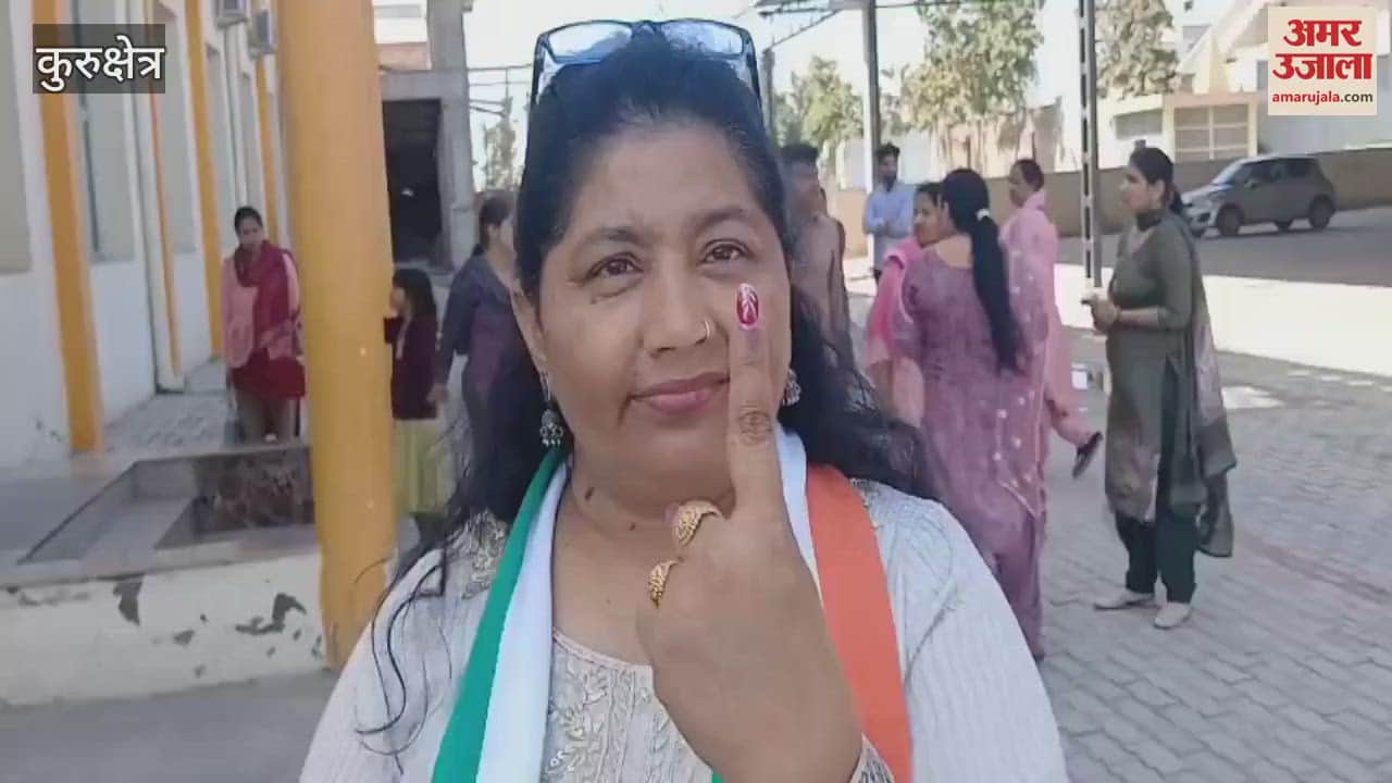 VIDEO : Congress candidate Sunita Nehra casts her vote in Thanesar, Kurukshetra