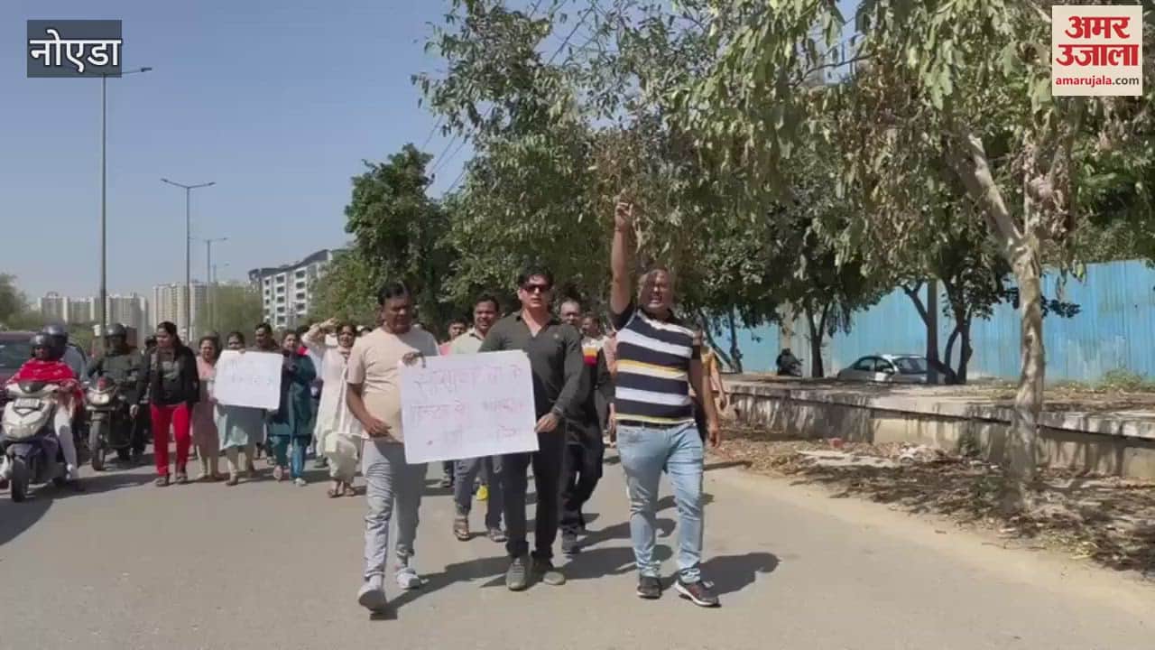 VIDEO : People from many societies in Greater Noida took to the streets to protest