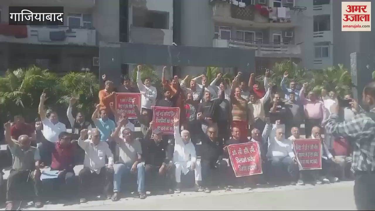 VIDEO : People protested against builder's illegal construction in Mohan Nagar's Gulmohar Green Society.