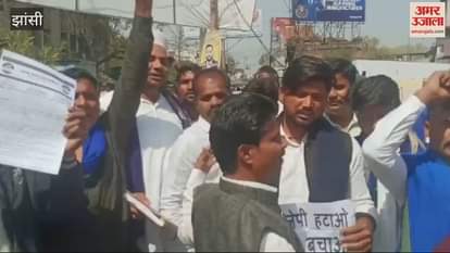 VIDEO : Workers took out a procession in Jhansi in protest against attack on BSP leader Chandrashekhar s convoy in Mathura