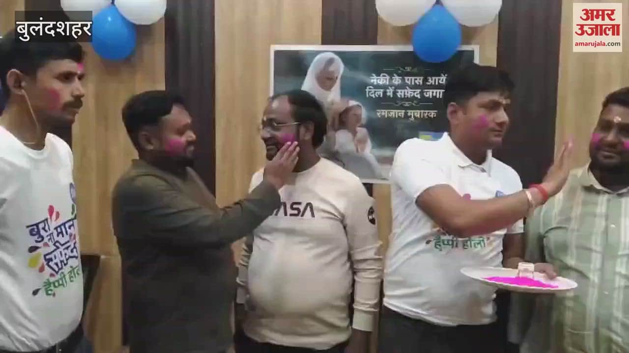 VIDEO : Young businessmen in Bulandshahr applied colors on each other and wished each other Happy Holi