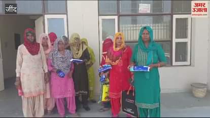VIDEO : जींद के पौली गांव की आंगनवाड़ी में बांटे गए एक्सपायरी सैनेटरी पैड और चॉकलेट