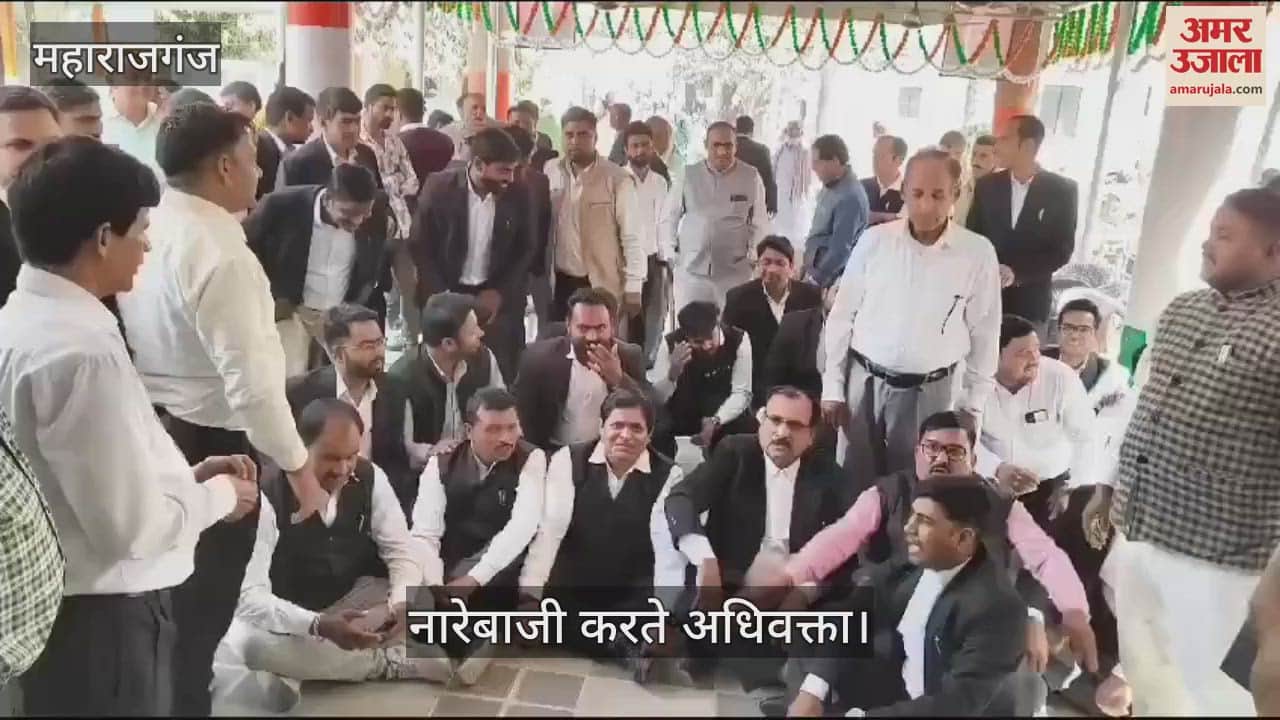 VIDEO : Advocates demonstrated, staged a sit-in in the court