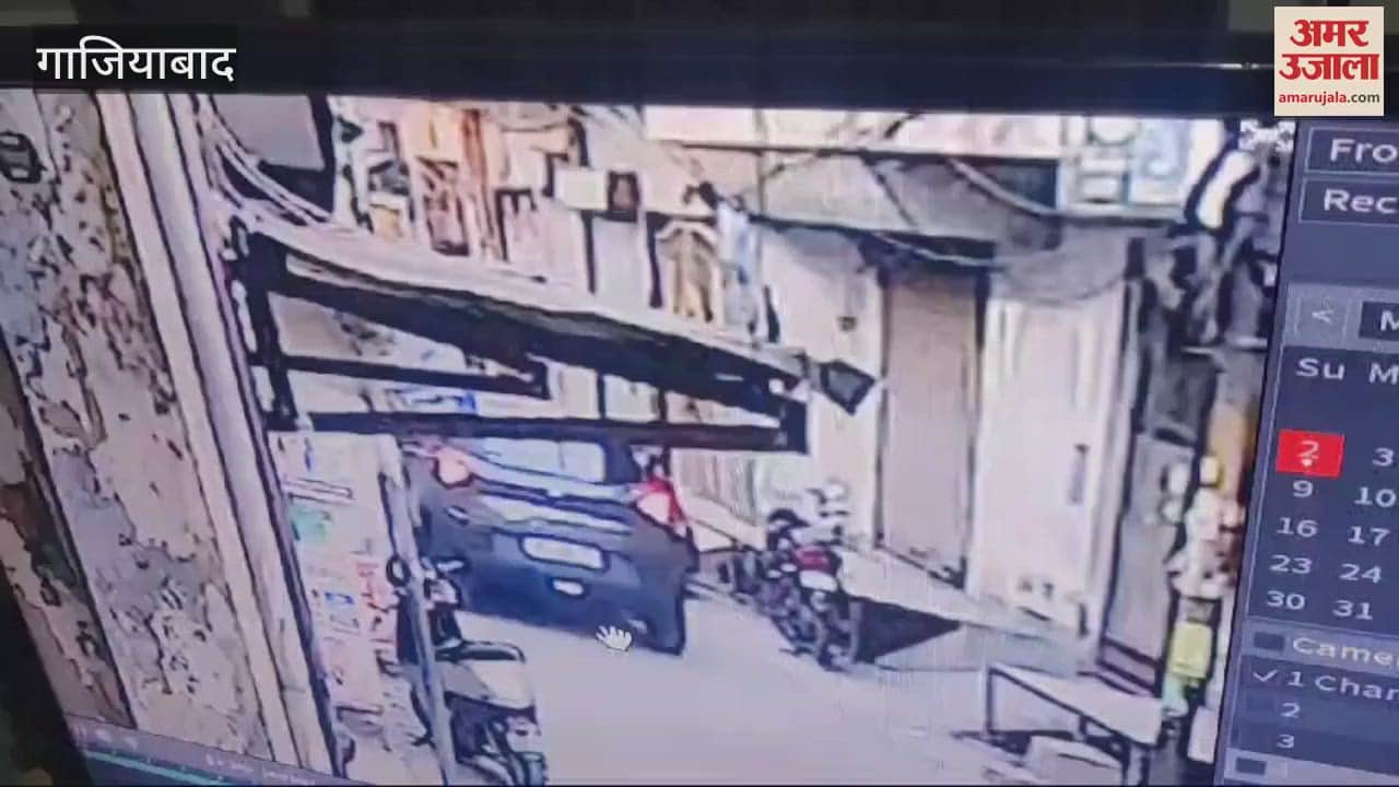 VIDEO : Laborer sets landlord's bike on fire in Ghaziabad