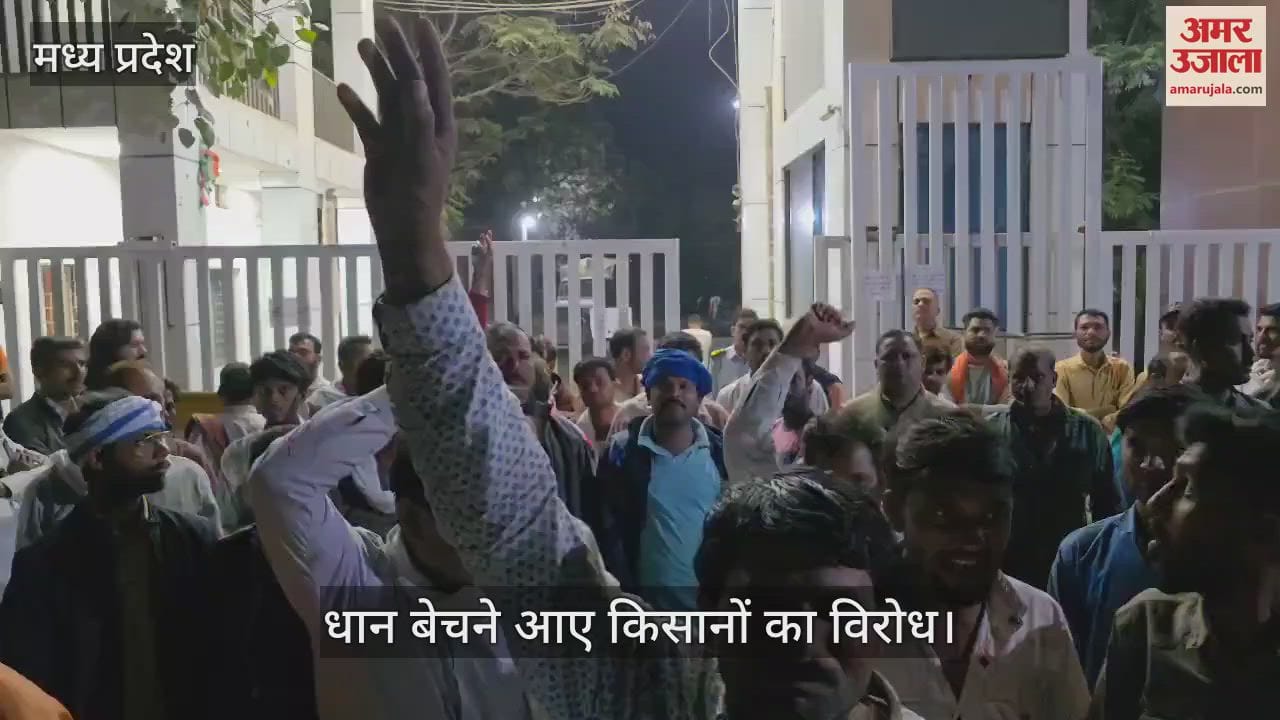Narmadapuram Opposition to farmers who came to sell paddy in market jam on Itarsi-Hoshangabad road